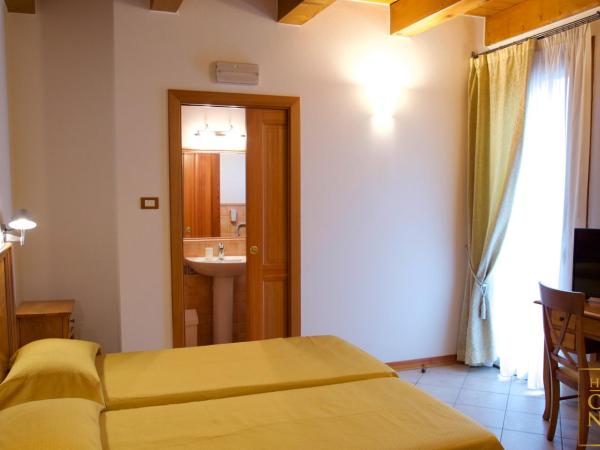 Hotel Casanova : photo 9 de la chambre chambre double avec salle de bains privative