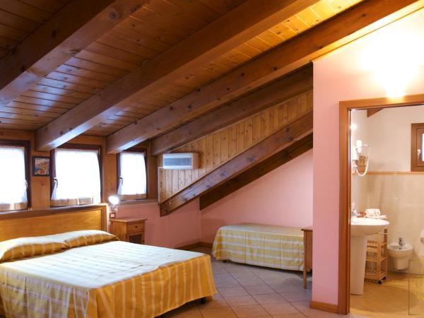 Hotel Casanova : photo 1 de la chambre chambre quadruple avec salle de bains privative