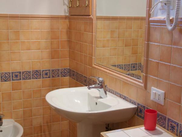 Hotel Casanova : photo 4 de la chambre chambre triple standard