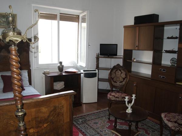 B&B Maddalena Di San Zeno : photo 9 de la chambre chambre double ou lits jumeaux avec salle de bains commune