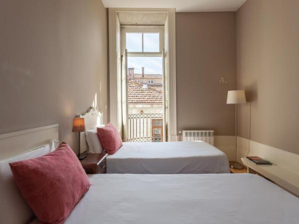 Being Porto Hostel : photo 1 de la chambre chambre lits jumeaux avec salle de bains privative séparée