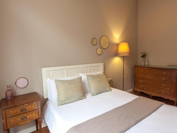 Being Porto Hostel : photo 1 de la chambre chambre double avec salle de bains commune