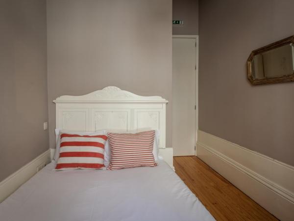 Being Porto Hostel : photo 10 de la chambre petite chambre double avec salle de bains privative