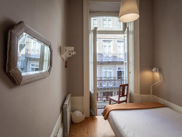 Being Porto Hostel : photo 8 de la chambre petite chambre double avec salle de bains privative