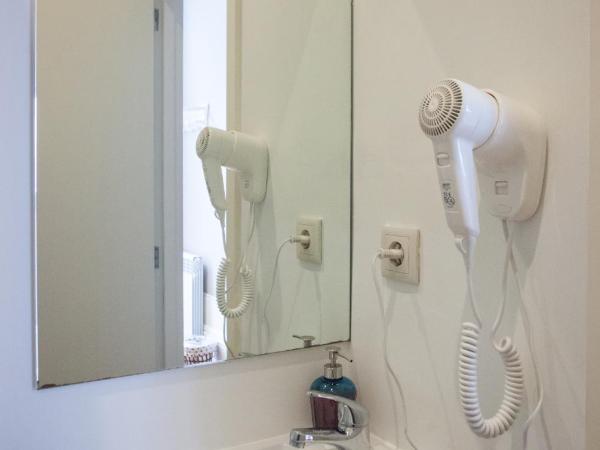 Being Porto Hostel : photo 7 de la chambre petite chambre double avec salle de bains privative