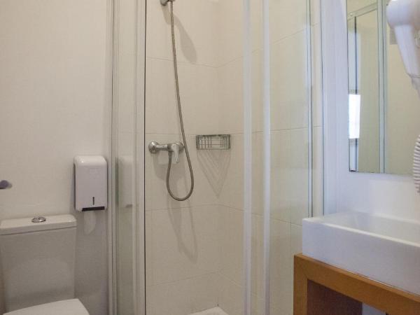 Being Porto Hostel : photo 6 de la chambre petite chambre double avec salle de bains privative