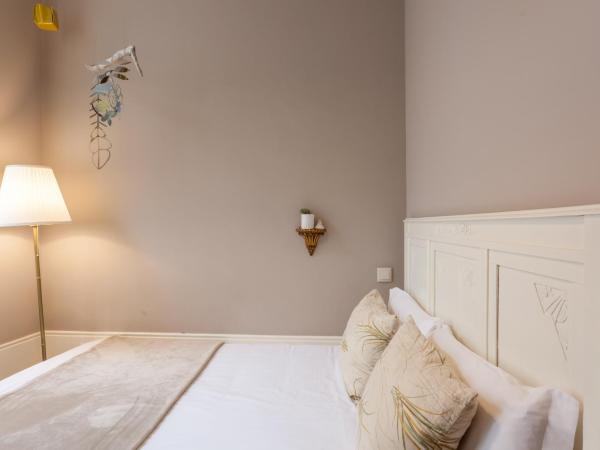 Being Porto Hostel : photo 2 de la chambre petite chambre double avec salle de bains privative