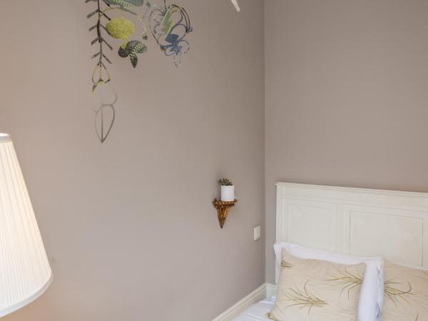 Being Porto Hostel : photo 4 de la chambre petite chambre double avec salle de bains privative