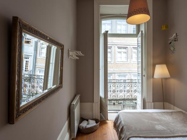 Being Porto Hostel : photo 5 de la chambre petite chambre double avec salle de bains privative