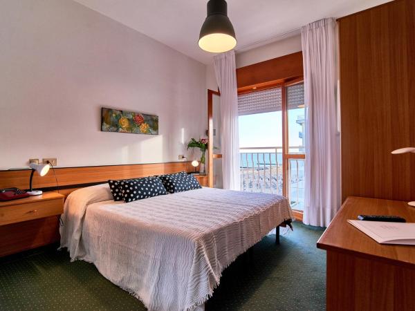 Hotel Concordia : photo 2 de la chambre chambre double ou lits jumeaux - vue latérale sur mer