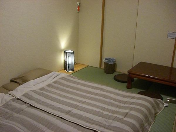 Kyoto Hana Hostel : photo 5 de la chambre chambre lits jumeaux de style japonais avec salle de bains commune