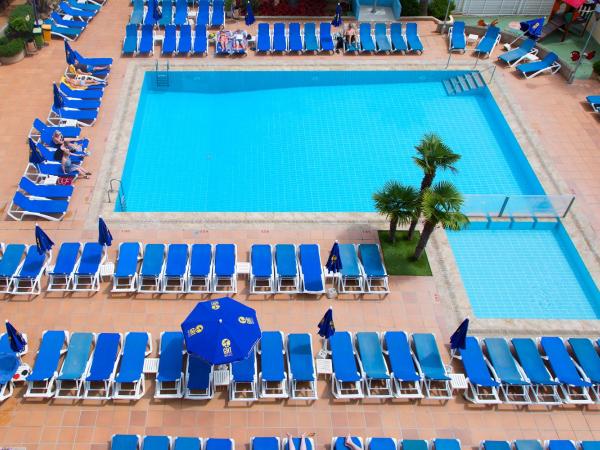 GHT Oasis Tossa & Spa : photo 4 de la chambre chambre triple - vue sur la piscine