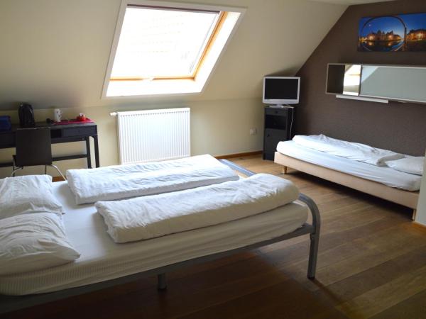 St Christopher's Inn Hostel at The Bauhaus : photo 2 de la chambre chambre triple avec salle de bains privative