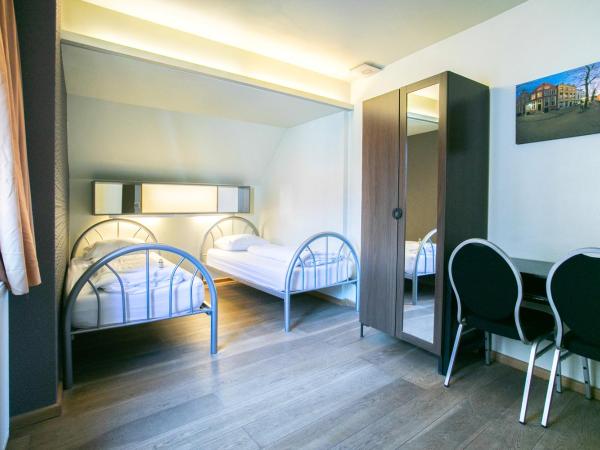 St Christopher's Inn Hostel at The Bauhaus : photo 6 de la chambre chambre lits jumeaux avec salle de bains privative