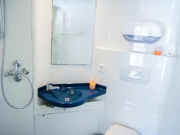 St Christopher's Inn Hostel at The Bauhaus : photo 7 de la chambre chambre lits jumeaux avec salle de bains privative