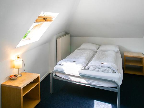 St Christopher's Inn Hostel at The Bauhaus : photo 2 de la chambre chambre double avec salle de bains commune