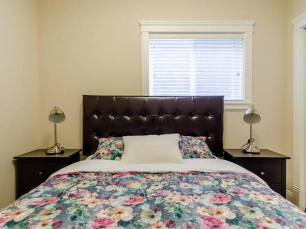 Rare Find Exquisitely New Quiet & Safe Skytrain Home : photo 6 de la chambre suite lit queen-size