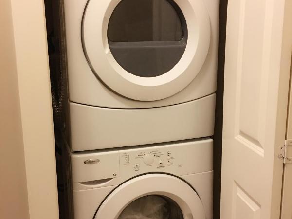 Rare Find Exquisitely New Quiet & Safe Skytrain Home : photo 10 de la chambre suite lit queen-size