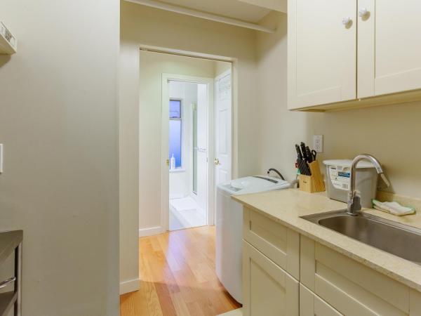 Convenient to Attractions & Close To Airport : photo 9 de la chambre suite 1 chambre