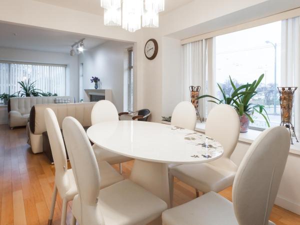 Convenient to Attractions & Close To Airport : photo 6 de la chambre suite familiale