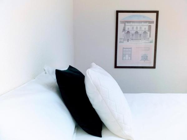 COLLECTION CITY - Bed & Breakfast, Alicante Center I Cocina & Amplia Terraza - Jardín : photo 7 de la chambre chambre triple avec salle de bains privative séparée