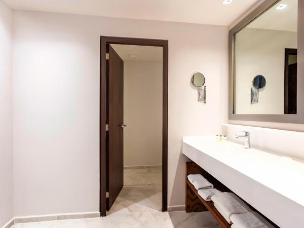 Krystal Urban Monterrey San Jeronimo : photo 1 de la chambre chambre double supérieure avec deux lits doubles