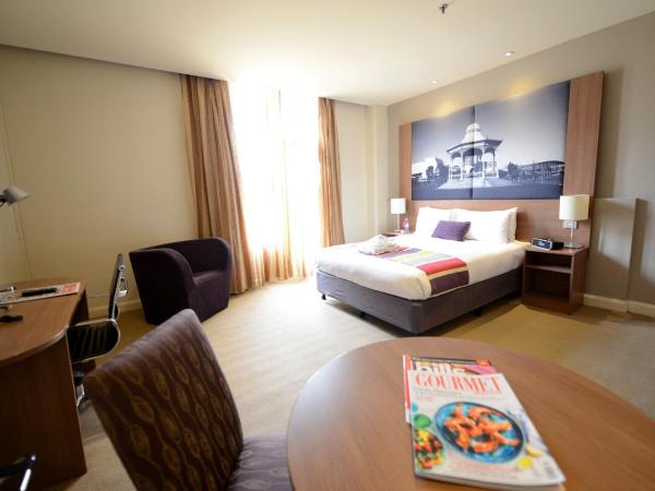 Grosvenor Hotel Adelaide : photo 2 de la chambre suite lit king-size