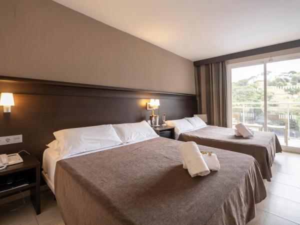 Hotel Rosamar Garden Resort 4* : photo 2 de la chambre chambre double avec lit d'appoint (2 adultes + 2 enfants)