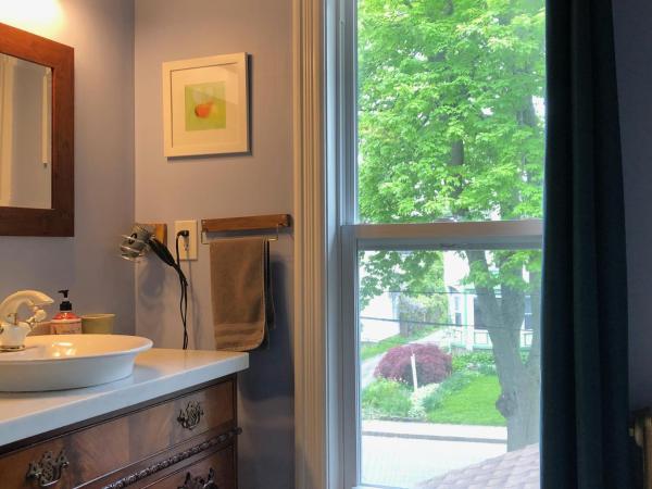Blue Gables Bed and Breakfast : photo 7 de la chambre chambre lit queen-size 