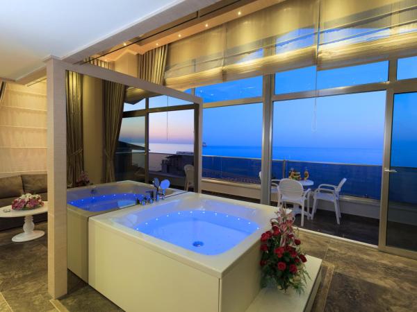 Xperia Saray Beach Hotel : photo 5 de la chambre chambre lit king-size