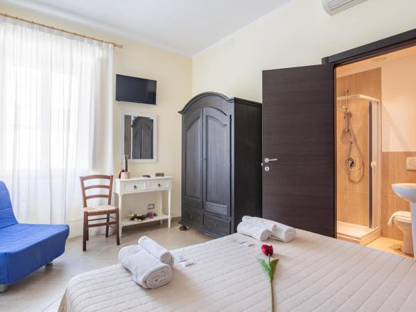 B&B Villamarì : photo 5 de la chambre chambre triple avec salle de bains privative