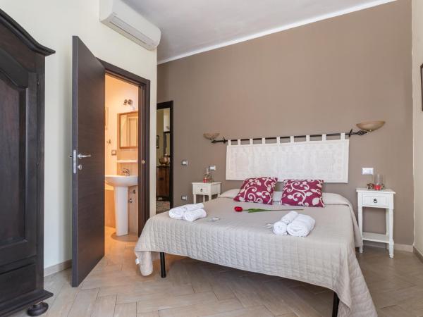 B&B Villamarì : photo 6 de la chambre chambre double avec salle de bains privative