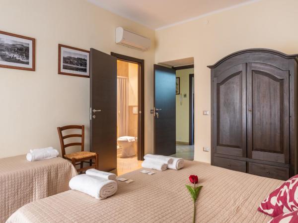B&B Villamarì : photo 7 de la chambre chambre triple avec salle de bains privative