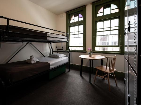 Sydney Central Inn : photo 3 de la chambre lit dans dortoir mixte de 4 lits avec salle de bains commune