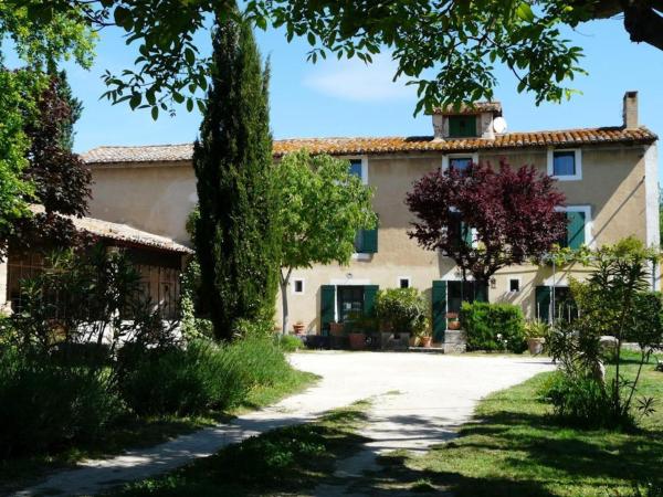 Mas Le Pont des Aubes : photo 5 de la chambre appartement - vue sur jardin