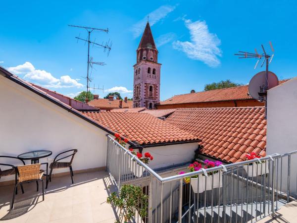 Idassa Atrium rooms : photo 3 de la chambre chambre double avec 2 lits d'appoint