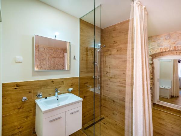 Idassa Atrium rooms : photo 9 de la chambre chambre double avec lit d'appoint