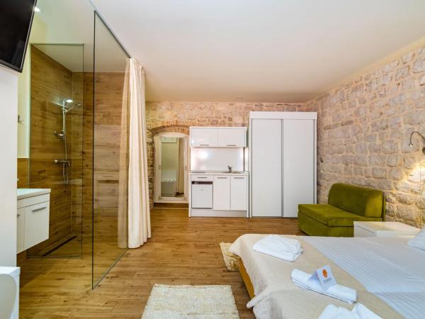 Idassa Atrium rooms : photo 1 de la chambre chambre double avec lit d'appoint