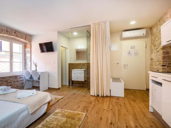 Idassa Atrium rooms : photo 4 de la chambre chambre double avec lit d'appoint