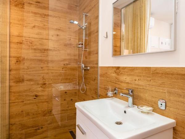 Idassa Atrium rooms : photo 10 de la chambre chambre double avec lit d'appoint