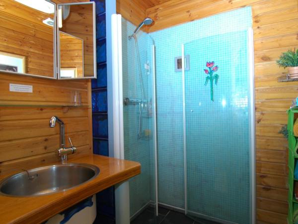 Bed and Breakfast Tulip Gallery : photo 6 de la chambre chambre double avec salle de bains commune