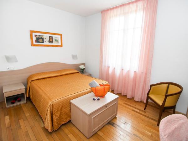 Hotel La Colonna : photo 2 de la chambre chambre double - vue sur rue