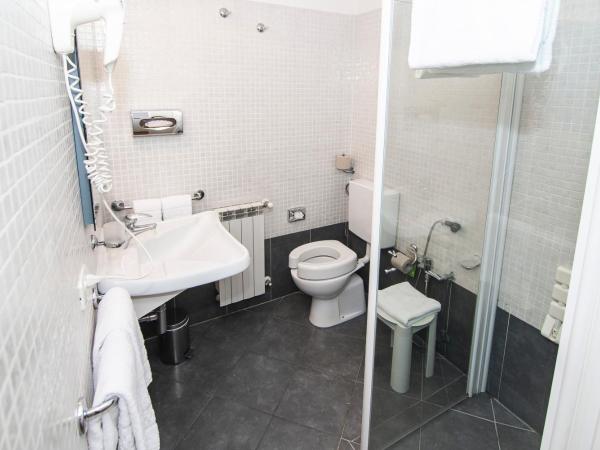 Hotel La Colonna : photo 4 de la chambre chambre double ou lits jumeaux - accessible aux personnes à mobilité réduite