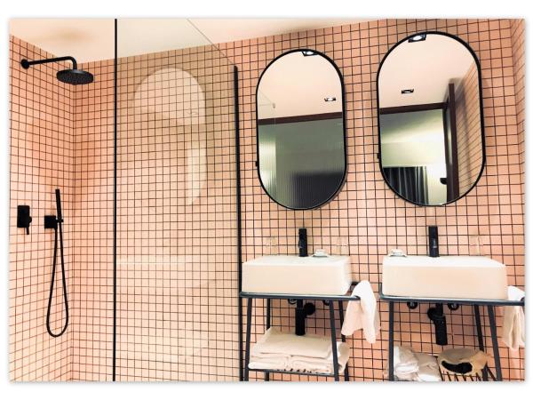 Hôtel Le Versailles : photo 5 de la chambre chambre triple avec terrasse - vue sur mer