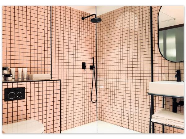 Hôtel Le Versailles : photo 4 de la chambre chambre triple avec terrasse - vue sur mer