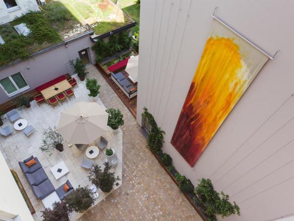 Der Wilhelmshof : photo 1 de la chambre chambre double ou lits jumeaux deluxe – vue sur jardin