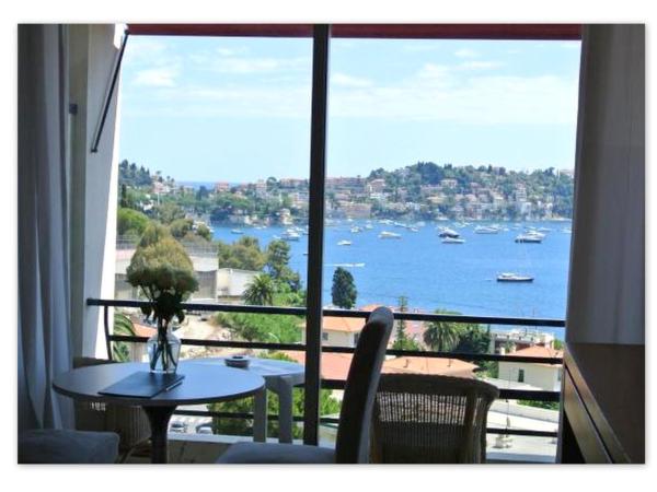 Hôtel Le Versailles : photo 5 de la chambre chambre lits jumeaux avec balcon - vue sur mer