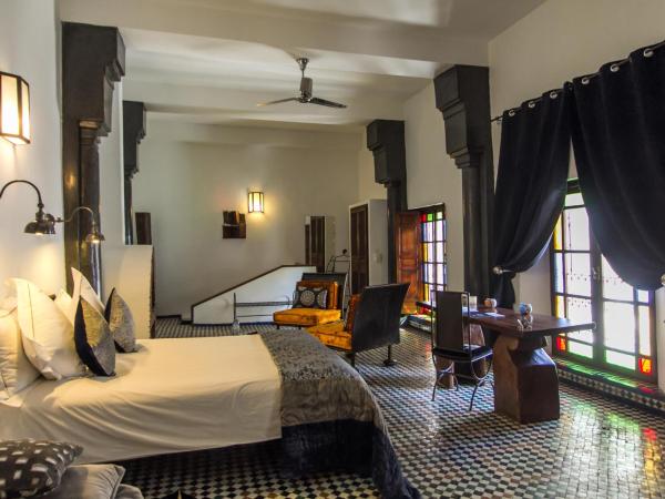 Riad Laaroussa : photo 3 de la chambre suite grise (2 adultes)