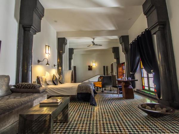 Riad Laaroussa : photo 4 de la chambre suite grise (2 adultes)