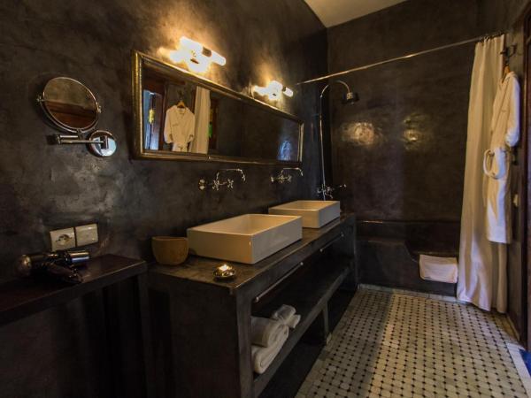 Riad Laaroussa : photo 6 de la chambre suite grise (2 adultes)